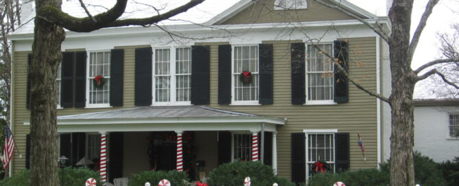 Antebellum Home in Huntsville decorated for Christmas